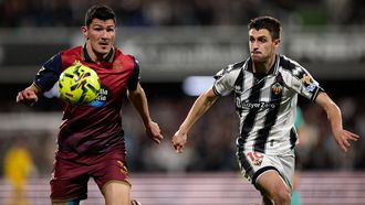 Miguel Loureiro (izquierda), pugnando por un bal&oacute;n con Suero.