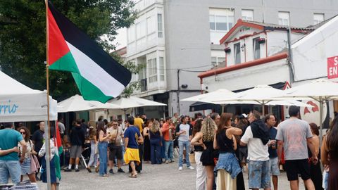 La bandera de Palestina onde� en la plaza de O Cruceiro para denunciar la masacre de Gaza