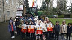 Los agricultores agasajaron a los ni�os con cajas de patatas fritas, que luego le sirvieron para explicar de d�nde viene ese producto