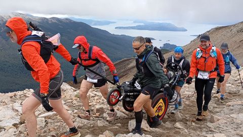 En alguna de las etapas el camino se estrechaba y tuvieron que recolocarse para poder pasar empujando las sillas.