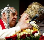 El papa abraza al patriarca de la iglesia ortodoxa. 