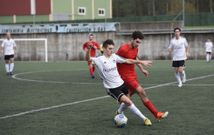 El dumbri�s Mauro trata de progresar con el bal�n ante un rival del Sarriana ayer en O Conco (0-1). 