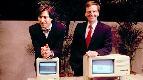 1984. Jobs junto a John Sculley, a quien contrat� para presidir Apple y que poco despu�s forzar�a su marcha de la compa��a.