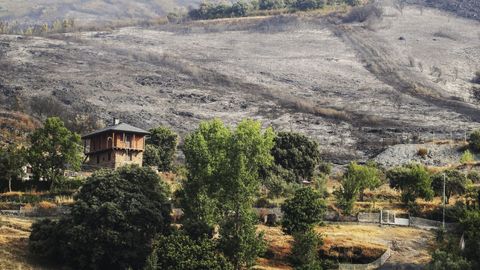Vista de una zona desalojada de vecinos durante un incendio en el Bierzo, este domingo.