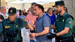 Uno de los detenidos en la operaci&oacute;n, en la que uno de los investigados intent&oacute; esconderse junto a su pareja