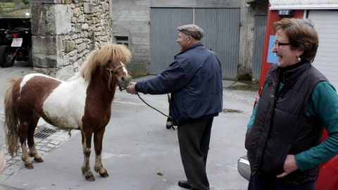 Andainas Co�ece a Costa da Morte. Ruta por Dumbr�a. O Logoso al paso de los senderistas.