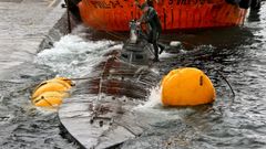 El narcosubmarino interceptado en la ra de Aldn, cuando fue izado, en noviembre del 2019.