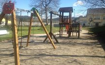 El parque infantil de Ledo�o tendr� una cubierta y nuevo pavimento.