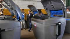 Lores, durante su visita a la nave en la que se almacenan los nuevos contenedores de residuos