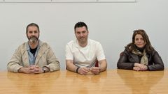 Eva Ar�n y Valent�n Costa, miembros de la ejecutiva de Un Paso M�is, y el vicedecano de Pr�cticum, Jes�s Garc�a-�lvarez, en el centro de la foto