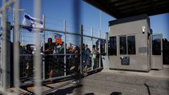 Manifestantes se renen frente al centro de detencin de Sde Teiman cerca de Beersheba, en el sur de Israel.