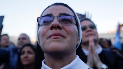 Una monja llora al ver aparecer al papa Len XIV en el balcn de San Pedro
