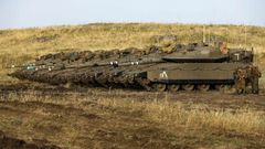 Soldados israel�es se paran junto a los tanques Merkava Mark IV en un �rea de despliegue de los altos del Gol�n, �rea siria que ocupa militarmente