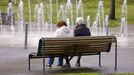 Dos jubilados en un parque de A Corua