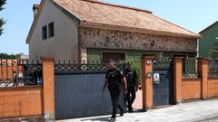 Agentes policiales durante el registro en la vivienda de Agui�o donde se produjo el crimen este mi�rcoles
