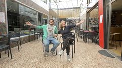 Cristina y un trabajador del primer local que abri en La Oliva, una vinoteca llamada don Luciano.