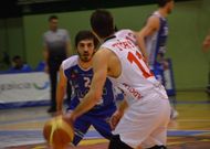 El base chantadino, Carlos Noguerol, de frente, en un partido del Mar�n Peixegalego en la LEB Plata