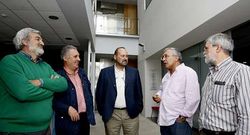 <span lang= es-es >CESM-O?Mega lo creen �ilegal�</span>. V�ctor Crespo, Manuel Rodr�guez, �ngel Navarro, Francisco Pintado y Jos� Manuel Moreno, dirigentes y delegados de la organizaci�n m�dica, critican el recorte.