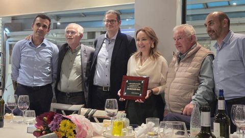 Mari�n Mouri�o, con el resto de representantes del Celta y miembros de la Pe�a Celtista de Madrid, en la cena organizada por esta.