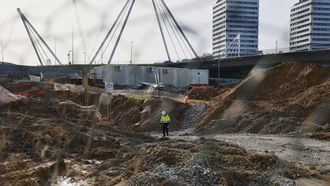 Un operario camina por el interior de la parcela en la que se est� construyendo el edificio