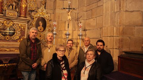 Directivos de la Cofrad�a da Misericordia, en la capilla del Ecce Homo ante la nueva cruz procesional y los dos ciriales que a partir del jueves Santo encabezar�n la segunda parte de su procesi�n, ante la imagen de la Virgen de la Clemencia