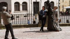 Un grupo de turista se hace una foto en la plaza de la Catedral de Oviedo