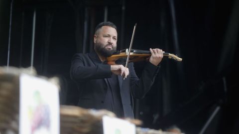 El violinista Marcos Valc�rcel hizo la presentaci�n musical del preg�n y el pisado de las uvas