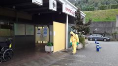 Personal del GES de Cervo desinfectando el exterior del Hospital da Maria, en Burela