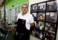 Jorge Allegue coloc� en su local un panel ilustrado con fotogramas de su pel�cula. 