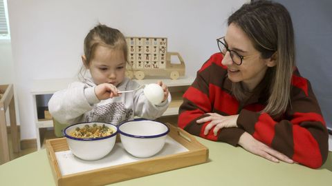 Berta L�pez, la tutora del centro, con una de las alumnas.