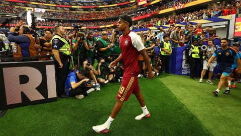 Lamine Yamal salta al campo para el calentamiento de Espa�a antes del partido de semis.