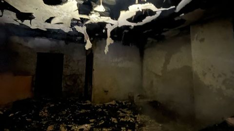 El interior de la vivienda de A Valenz qued destruido.