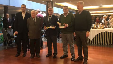 Orlando Sanz, segundo por la izquierda, en un homenaje de la Asociaci�n de la Prensa de Oviedo