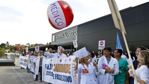En la foto, protesta ante el hospital �lvaro Cunqueiro de Vigo en una de las 25 jornadas de paro convocadas hasta junio.