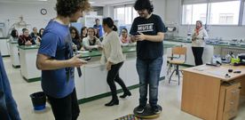Dos alumnos experimentan los s�ntomas motores del p�rkinson, ayer, en un taller en el IES Frei Mart�n Sarmiento de Pontevedra. 