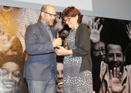 Carme da Silva recogi el premio de Cogami de manos del regidor santiagus, Martio Noriega. 