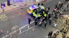 Captura de un v�deo difundido en redes sociales del momento en el que Starmer fue acosado por un grupo de manifestantes a la salida del Parlamento brit�nico