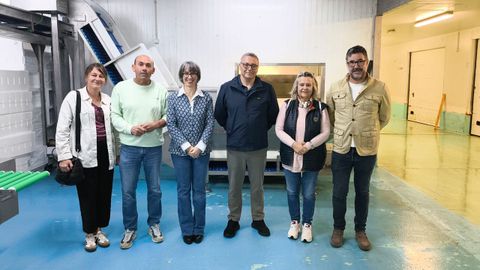 Ana Bel�n Santiago, Fernando Abraldes, �ngeles V�zquez, Moncho Fern�ndez, Rosa Carballo y Fernando Carreira, en la lonja de Ribeira