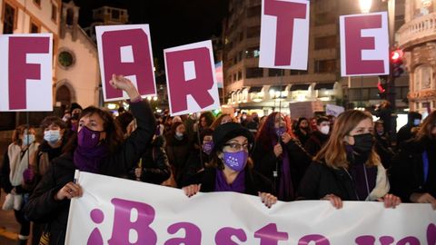 Concentraci�n con motivo del D�a Internacional para la Eliminaci�n de la Violencia contra la Mujer que ha tenido lugar este jueves en el centro de Oviedo
