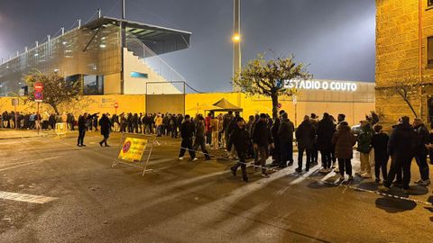 Afici�n del Ourense CF y Girona FC haciendo cola para entrar en el estadio de O Couto para ver el partido de Copa del Rey.
