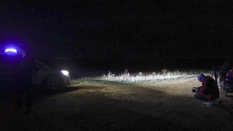 Un vehículo de la Guardia Civil en el lugar en el que fue atacada la joven