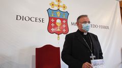 Luis �ngeld e las Heras compareci� esta ma�ana ante los medios para anunciar que deja la di�cesis ferrolana y se marcha a Le�n