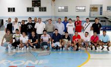 La directiva del Prone se reuni con el primer equipo en el Centro Polideportivo Terra.