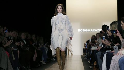 Una modelo presenta dise�os de la marca BCBG Max Azria.