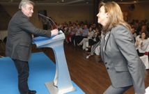 Barreiro cede la palabra a Julia Rodr�guez en el acto central de campa�a del PP. 