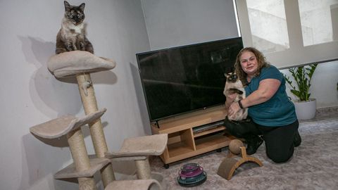 Mayte Beiro, con dos de sus gatos en su casa de Outes.