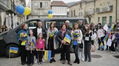 Juan Carlos, Jos� Manuel y Vicente, junto a las refugiadas que han sido acogidas en la capital de O Ribeiro