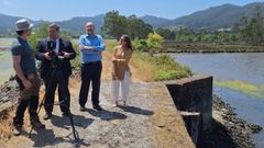 El subdelegado del Gobierno y el jefe de Demarcaci�n de Costas de Galicia, en Mera.