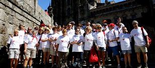 El grupo de 46 pacientes card�acos y sus familiares el domingo a su llegada a la plaza del Obradoiro.