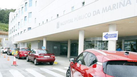 Foto de archivo de vehculos accediendo al hospital para realizar las pruebas de covid en plena pandemia